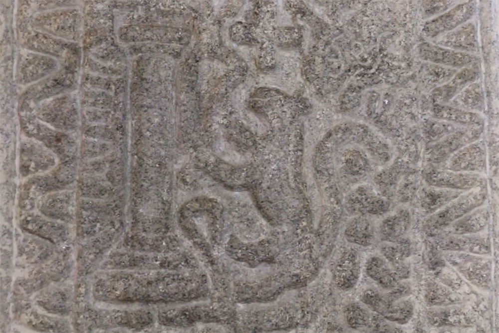 placa-visigoda-piedra-calera-y-chozas-3 - Villa Lobito